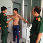 Không nhận giấy khám nghĩa vụ quân sự cho con có vi phạm pháp luật không?